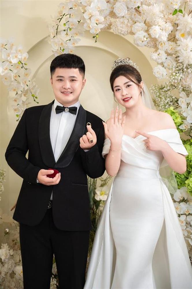 Chú rể dùng máy xúc đón dâu, nhà gái choáng suýt quên tiếp khách
